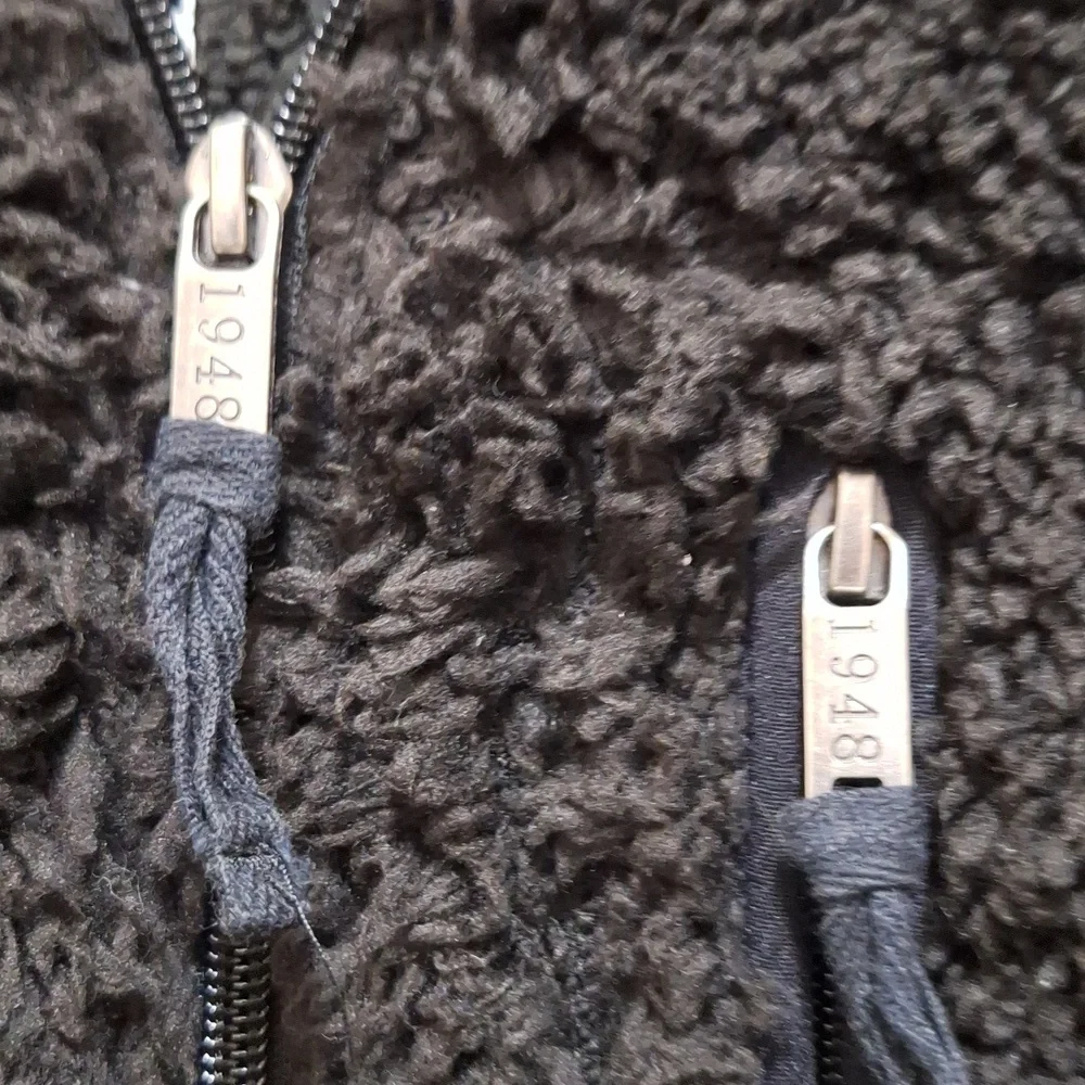 Weatherproof Hooded Black Sherpa Vest - Picture 6 of 8